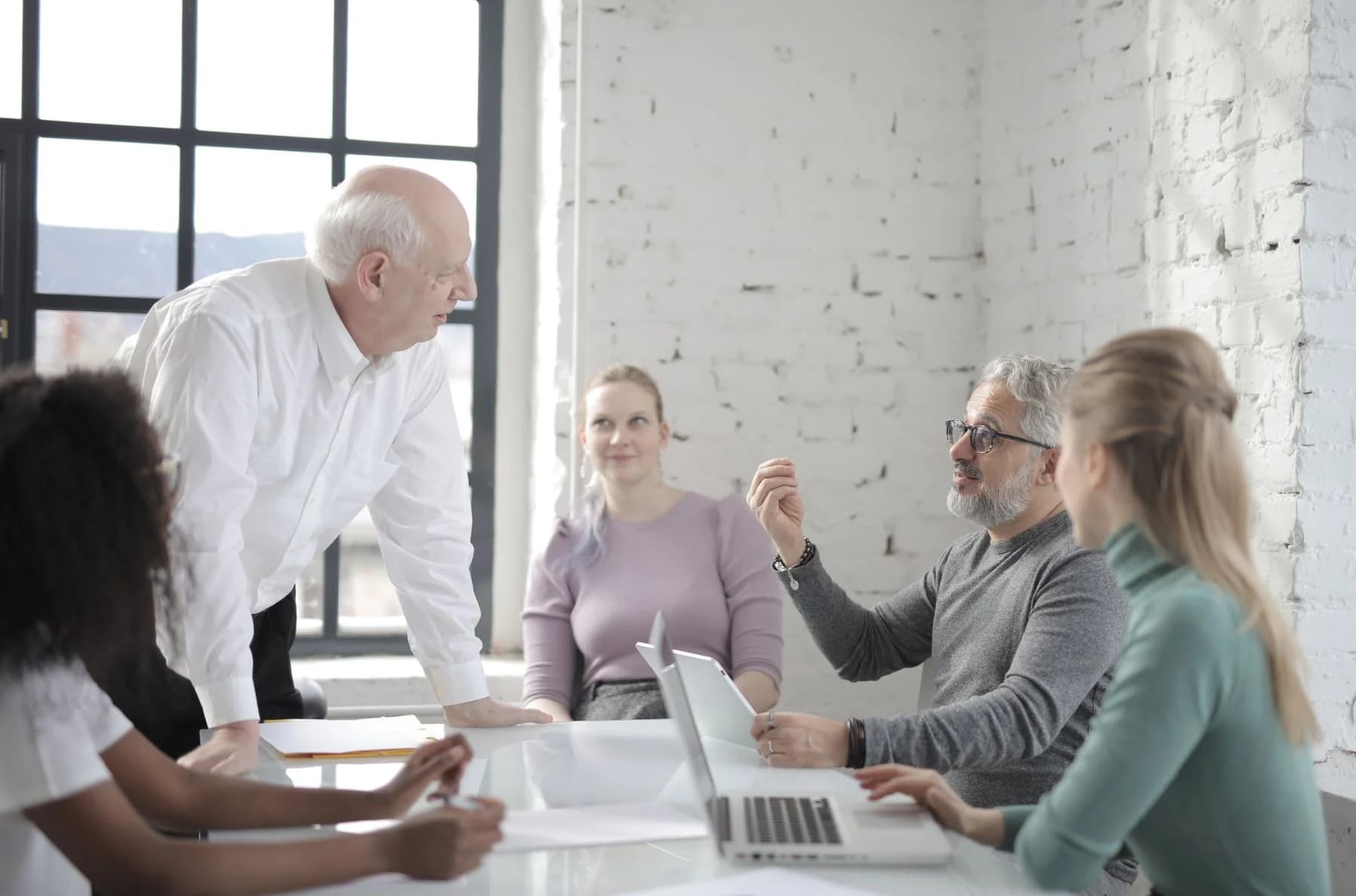 Psychology and mental wellbeing professionals exchanging perspectives